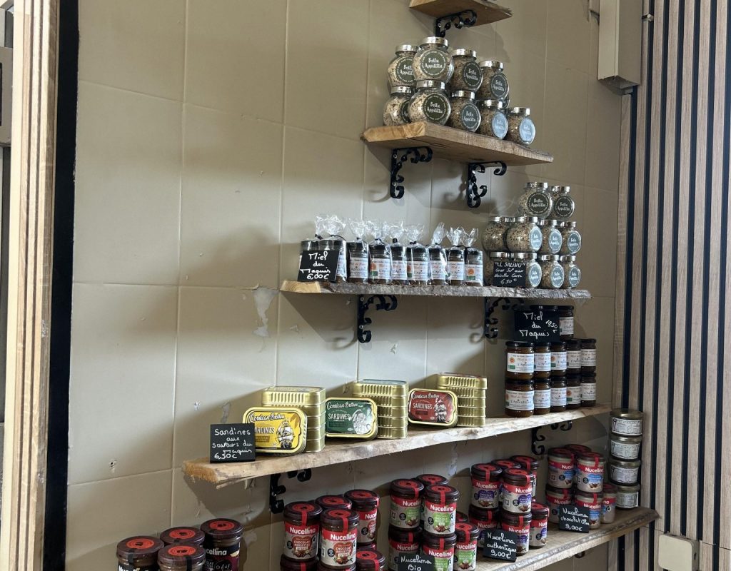 Étagères murales avec salinu, pots de miel et de pâtes à tartiner